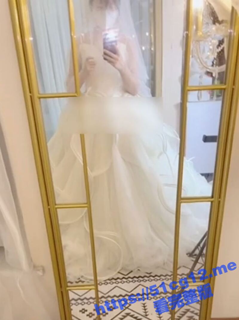 极品反差婊 胡九万 粉丝珍藏私拍 穿婚纱被爆操正爽的时候 老师电话打过来 被吓喷水