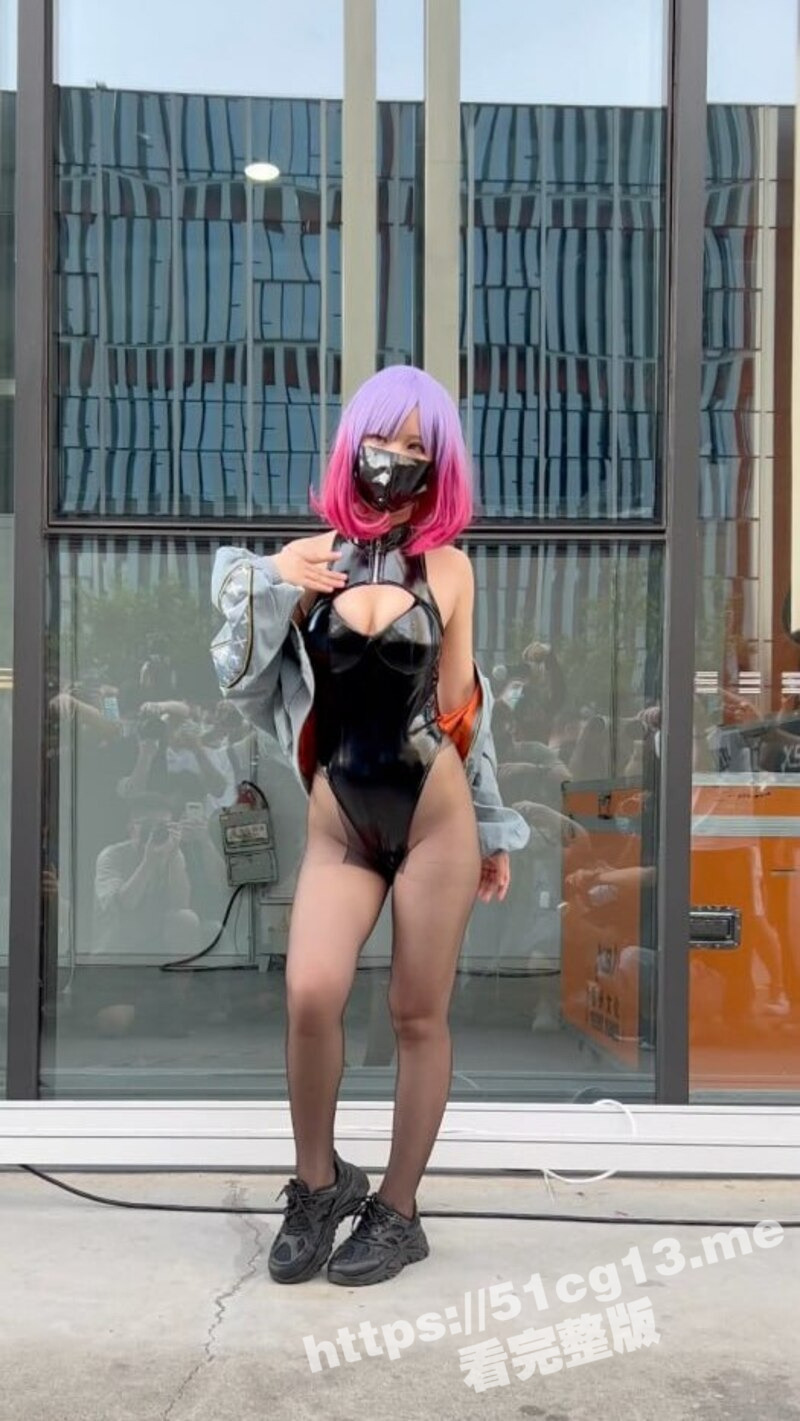 百万粉丝专业Coser 露娜 穿着黑丝与兜裆连体服 无内 参加漫展 被高清偷拍