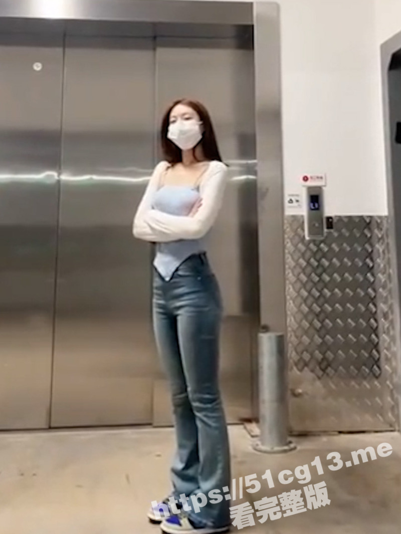 完美身材的御姐 酒店约炮 炮友 穿着渔网袜 被后入蜜桃臀 小姐姐说老公肾不行 知道我约炮