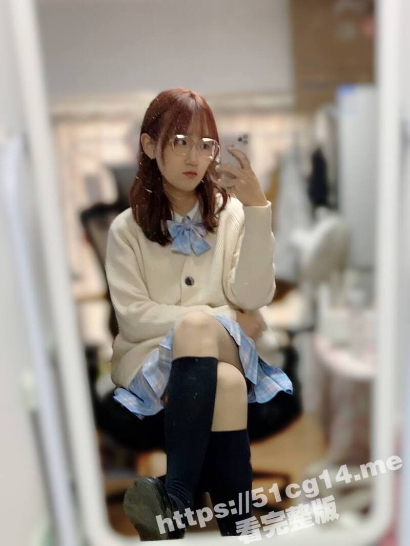 清纯萝莉学生妹 私下竟是一条反差母狗 为讨主人欢心 舌钉乳钉都打上 为主人口爆被颜射！