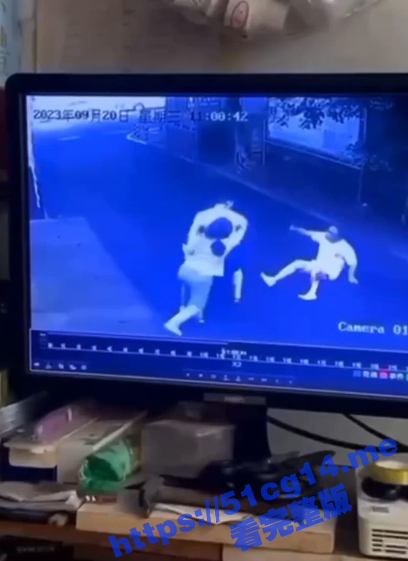 偷情被刺死！奸夫淫妇被原配老公逮到 三人扭打在一起 奸夫被当街刺死 ！