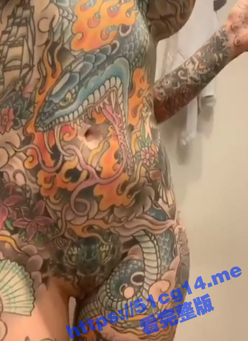 好牛逼的纹身 妹子凹凸有致的身材加上满身的纹身 操起来肯定很爽！
