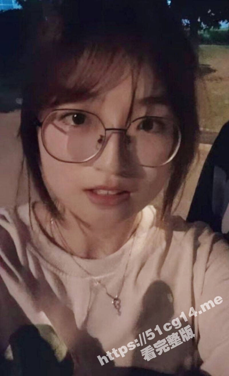 广西 在柳州读大专的眼镜的学生妹 竟然被学长PUA放学开房去三P 刺激！