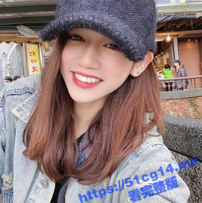 情侣自拍泄密流出 极品高颜值女友 私下就喜欢伺候男友 羞涩对话超精彩 偷偷在房内做爱