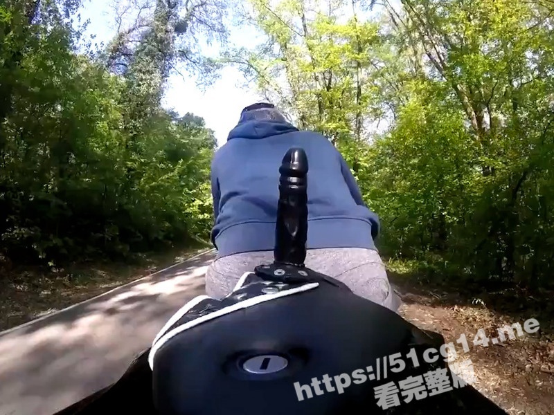 纤腰长腿肥臀女神 bigass 露出新玩法 户外骑大假黑屌机车 这个屁股真的好大好翘！