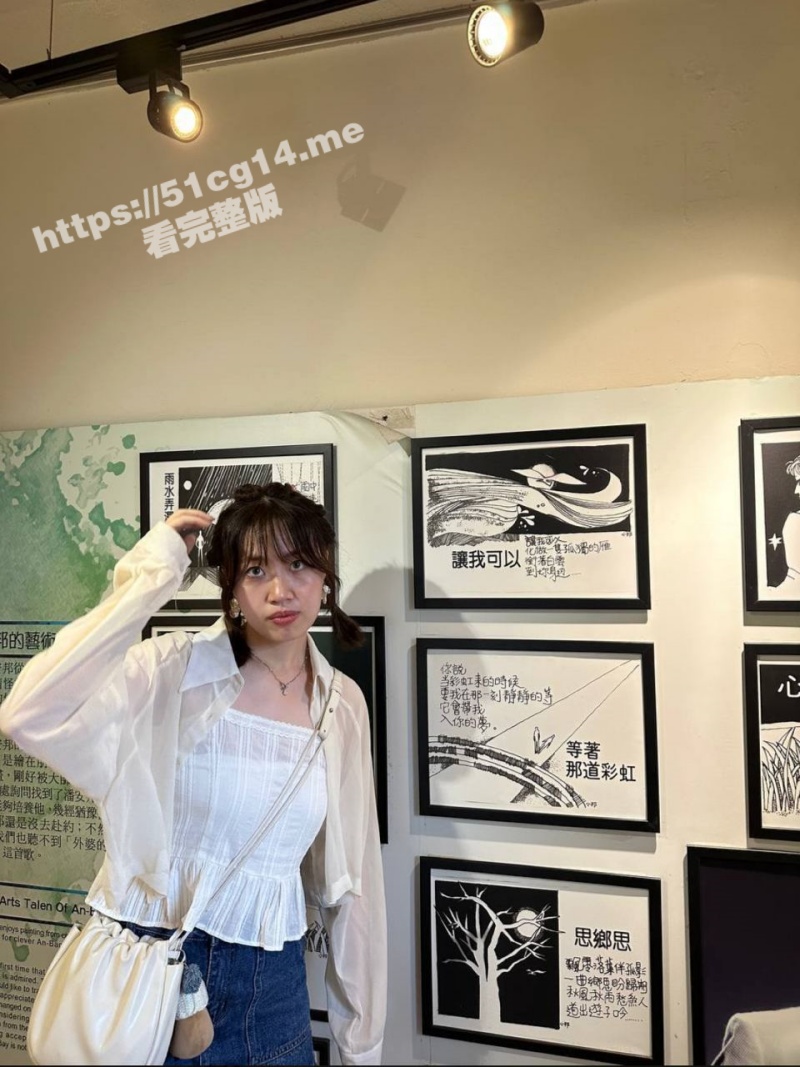 小姐姐和男友裸聊 自己玩弄骚穴视频被曝光 爱液居然拉丝到这么长？