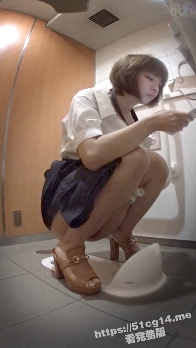 大学女生厕所偷拍！独特视角加双机位 拍摄超多大屁股JK小姐姐上厕所！