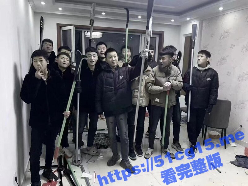 山东潍坊 一群精神小伙在街头发生冲突 上演古惑仔 双方互射烟花 手持砍刀钢管互殴