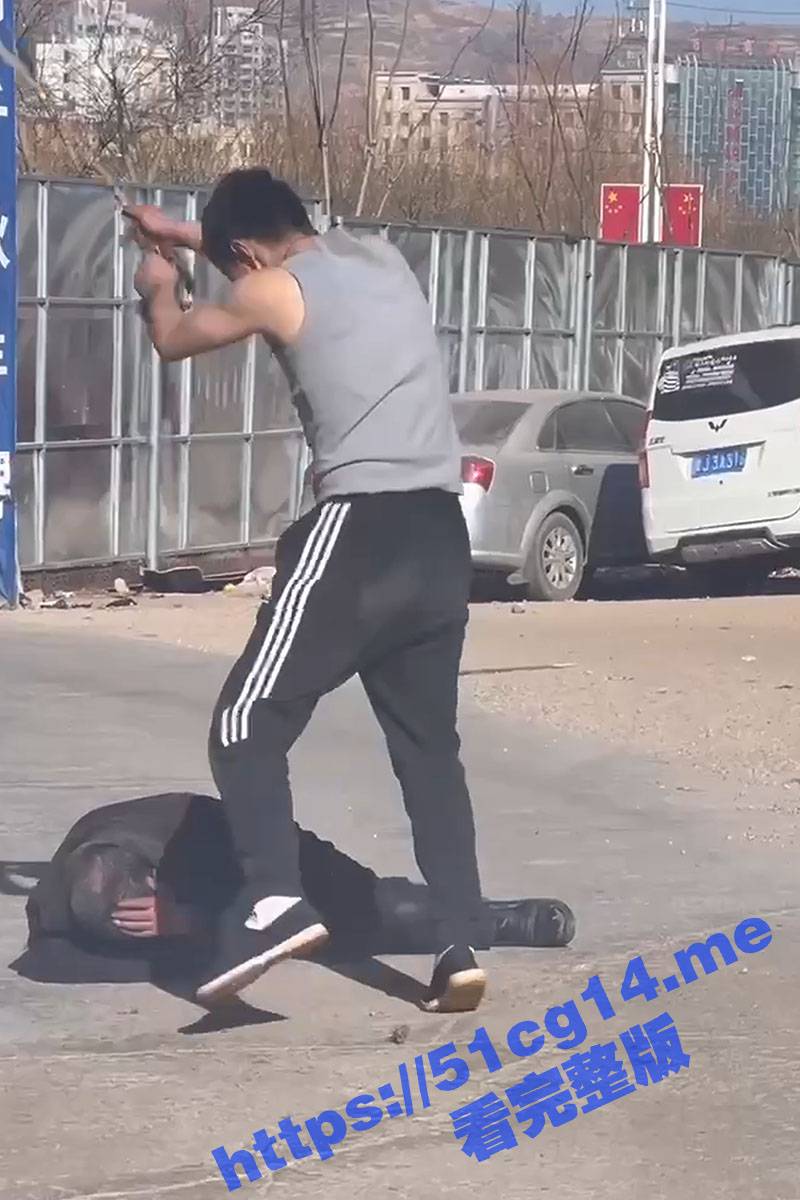 网传黑心包工头欠薪工人不给 在工地门口殴打讨债的老人甚至露出下体侮辱人！