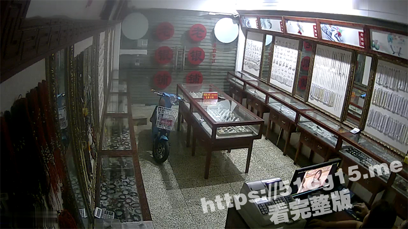 首饰店监控遭遇黑客破解 老板娘和老板看小黄片助兴 然后在店内直接干了起来！