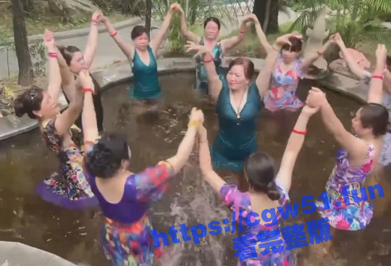 大妈们又出来作妖了！温泉内翩翩起舞 一双双美腿太诱人了 我来看看都谁饿了！