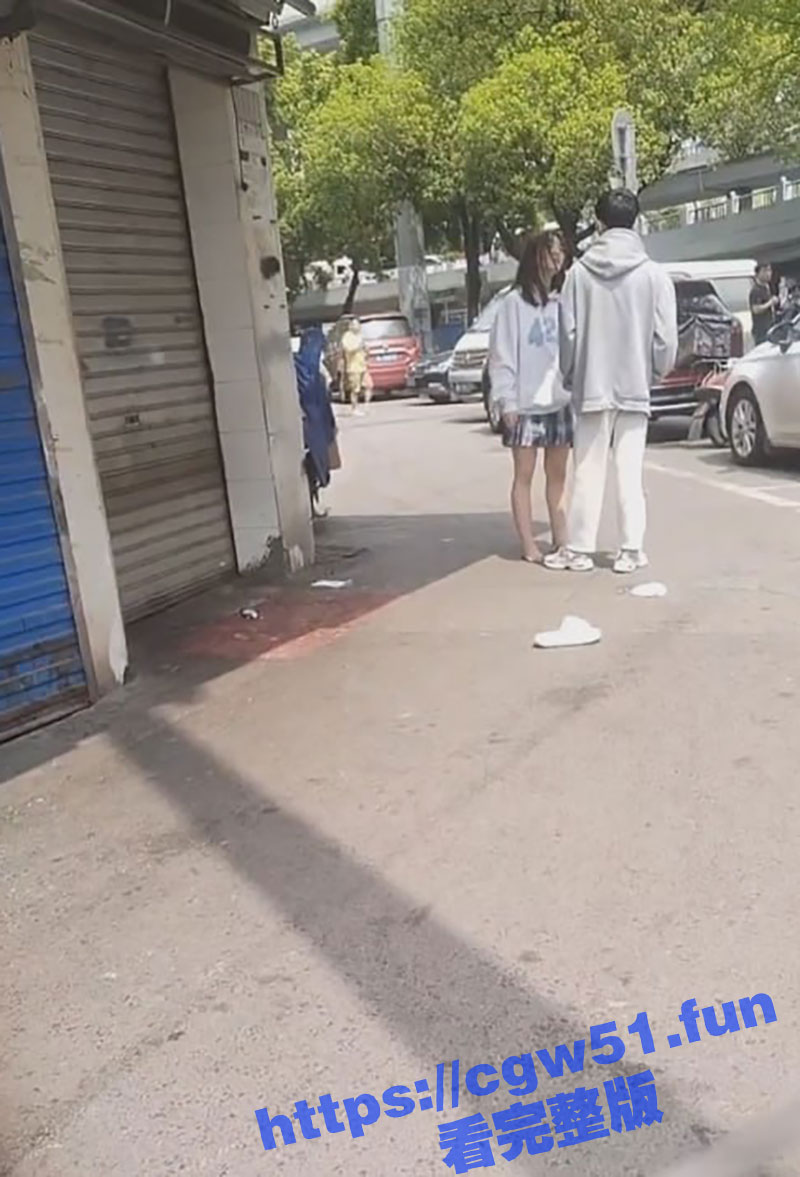 小仙女在街上与男友吵架撒泼 用头撞门 当街脱掉衣物全裸！