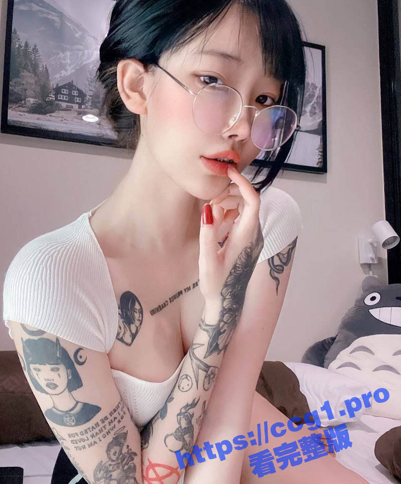 纹身花臂反差眼镜妹 自拍自慰给炮友看 极品白嫩的身材 水晶棒进出嫩穴 猫咪都看傻了！