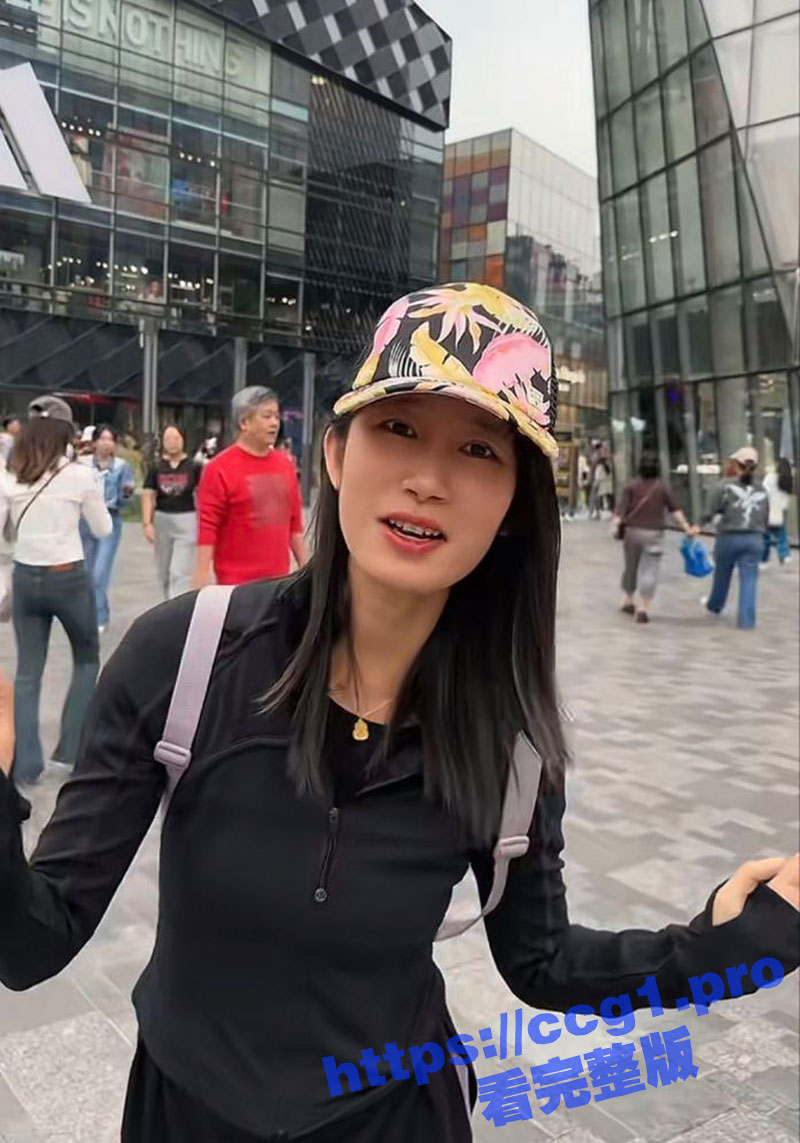北京37岁的单身离异少妇 范小萌 在抖音直播期间 主动约榜一大哥到家里做爱！