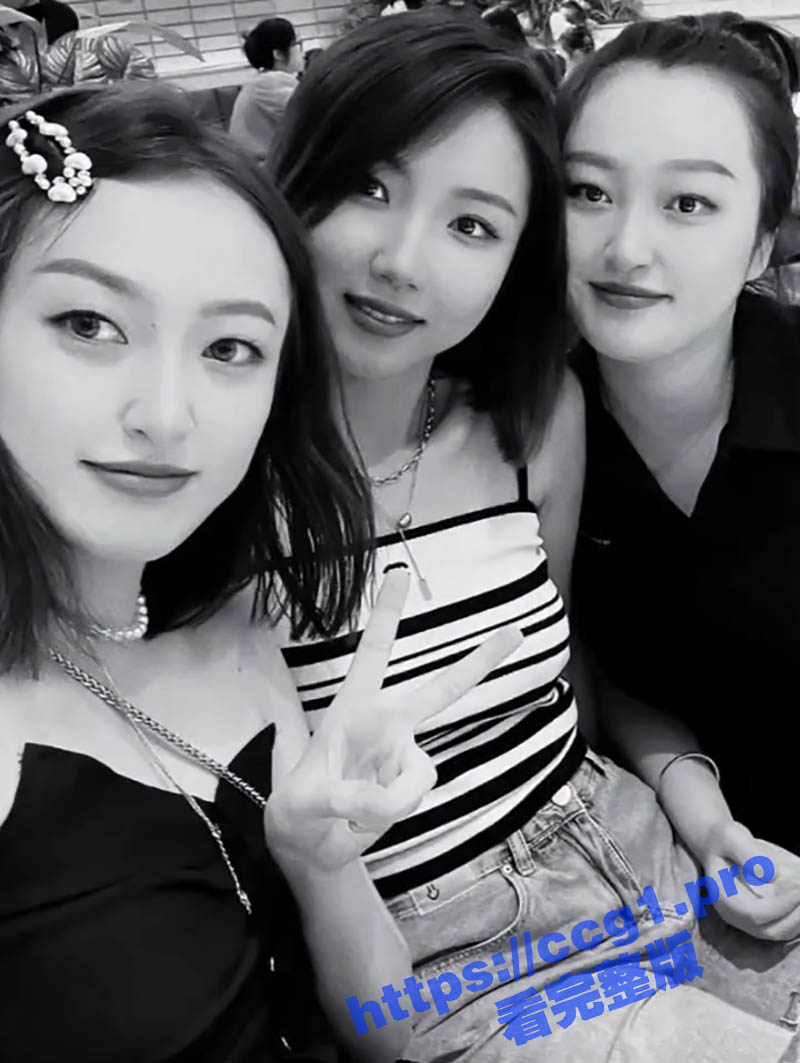 江西大学短发学生妹 人前淑女人后骚逼 在家自慰手抠自己的小穴 录下视频勾引炮友