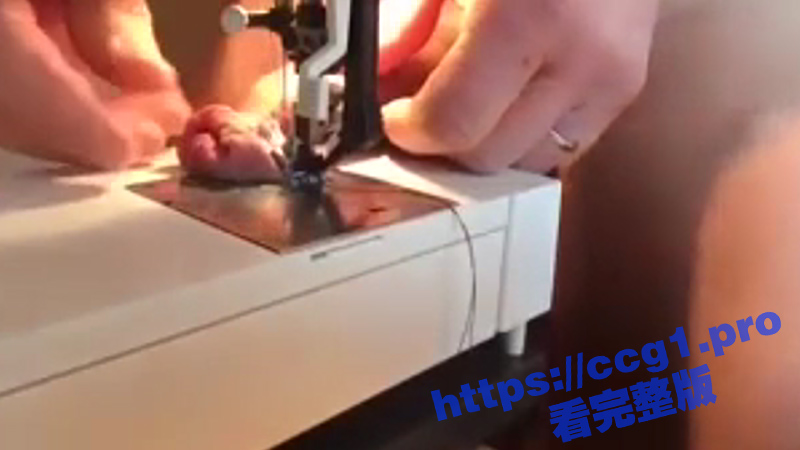 自虐猎奇！这又是什么狠人 用缝纫机把鸡巴缝上 真是白瞎这么一根鸡巴了