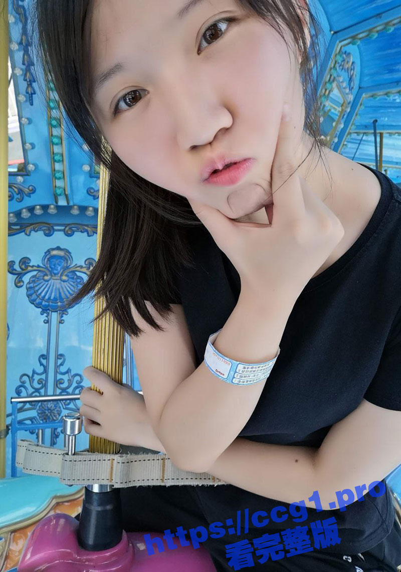 福建医科大学反差眼镜学生妹 张美琪 白天是校园学霸 晚上则变身喜欢吃精液的母狗！