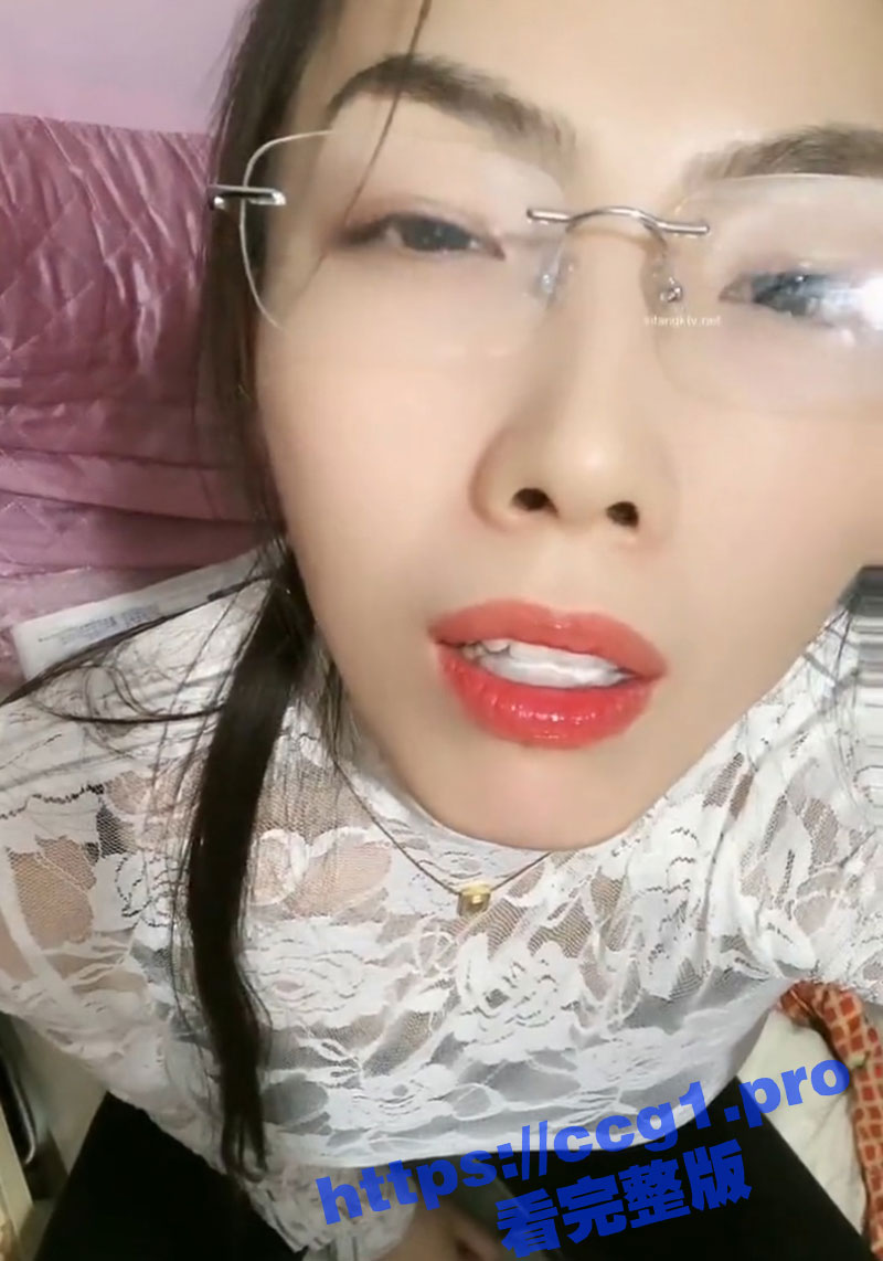 抖音少妇网红 大倩189 眼镜反差婊骚货 穿着情趣内衣将完美身材全部展现出来！