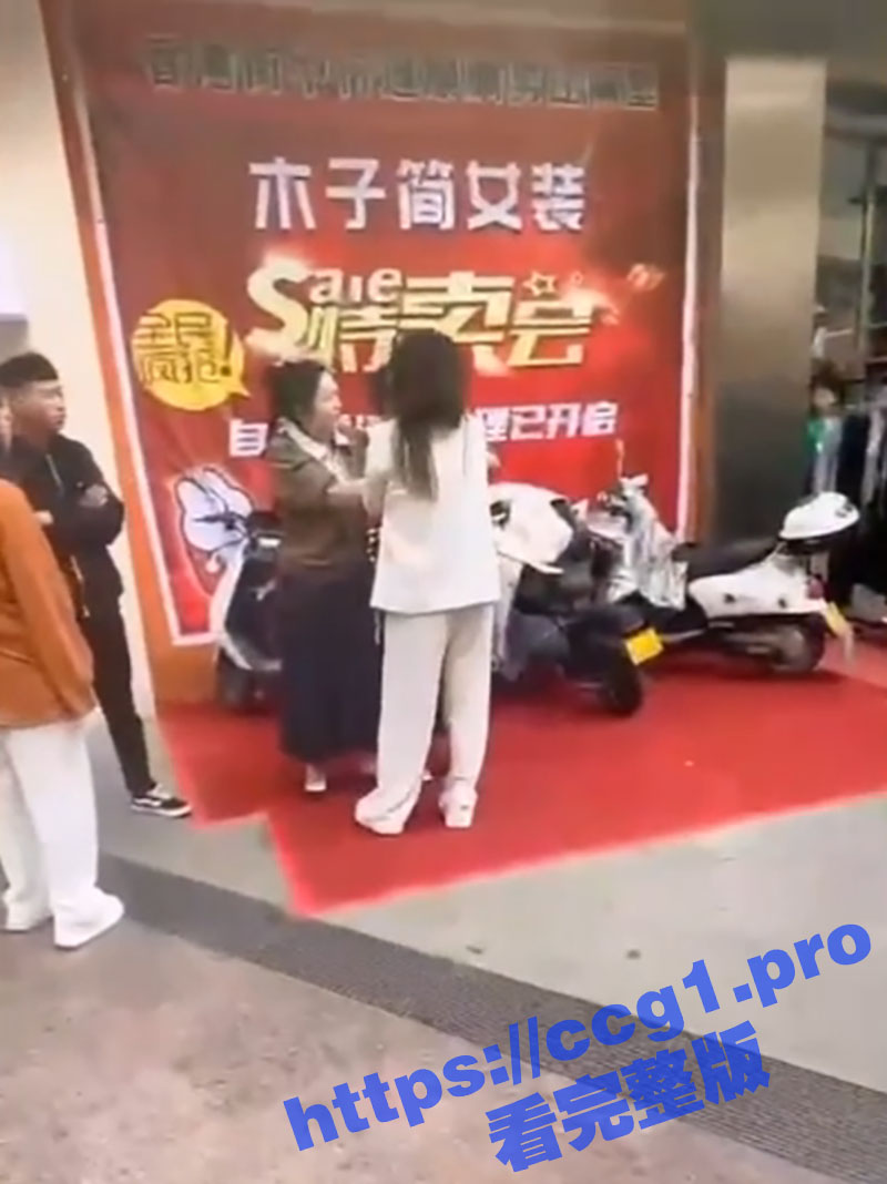 原配当街暴打小三被反杀 许昌长葛 原配单枪匹马上门打小三 老公袒护小三 纠集全店员工暴揍原配