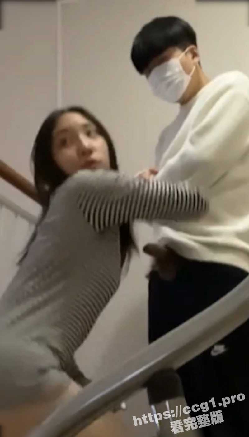 课间老师的性关怀 美女教师课间偷偷带学生到走廊 满足自己的性欲望！