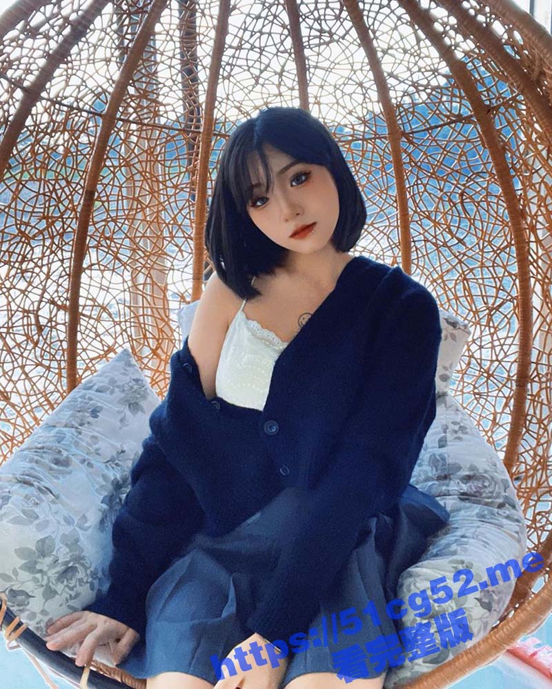表白墙认识的大三学姐 颜值身材很有气质 在床上跪着求着主人操她