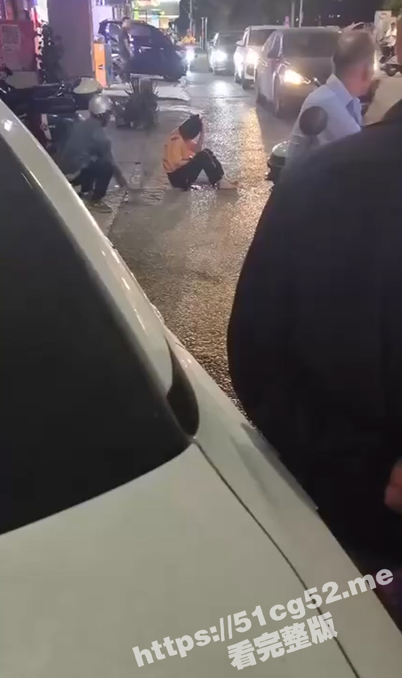 河池都安一男子因老婆出轨提刀当街砍死情夫 又是一个玩人妻被杀掉的 真是可怜又可恨呐