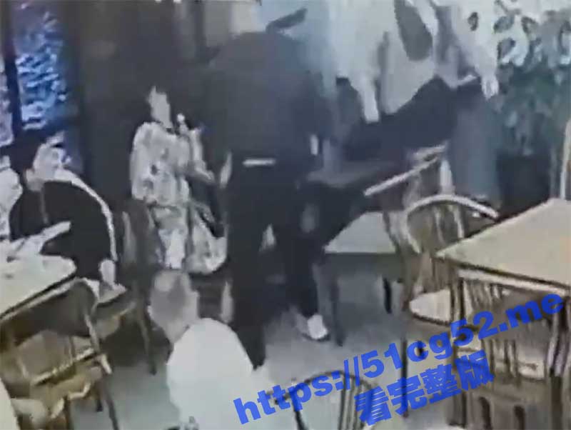 唐山烧烤店打人事件重演 四川内江女孩吃饭时 因拒绝陪酒遭男子暴打 引全网热议