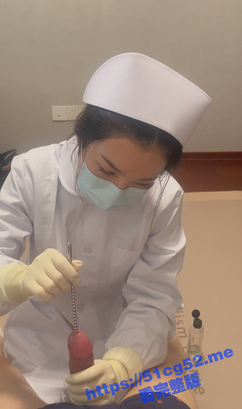 美女护士小姐姐给鸡巴倒上润滑液亲手帮忙手撸打飞机 还用超长的螺丝纹铁棍往马眼里捅 真的好刺激啊