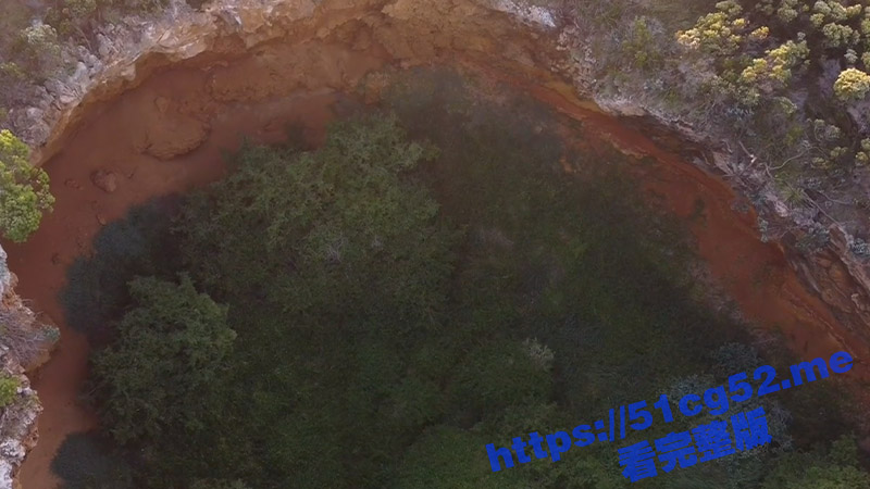 野外用无人机巡山 竟意外在一处天坑边上抓拍到一男一女打野战 女主上位骑乘不停抽插！