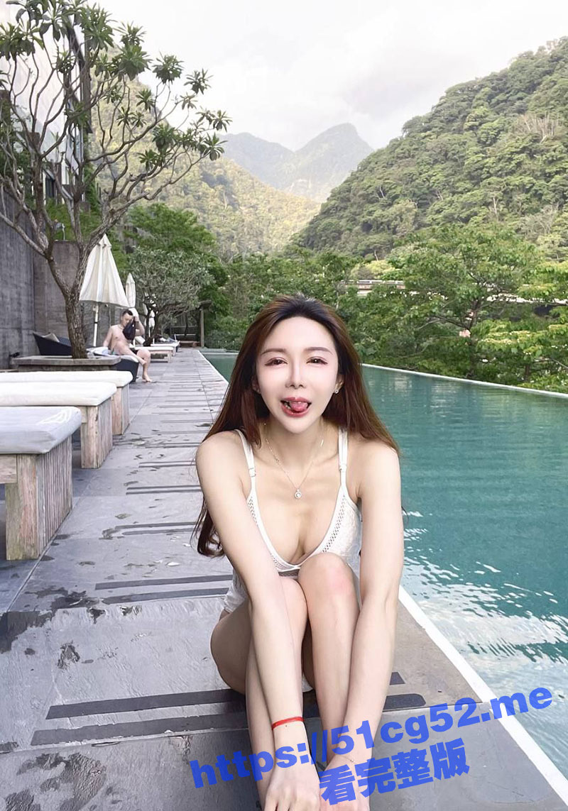 厦门反差人妻少妇 江筱雨 被情夫泄密流出 先在车里自己玩会骚逼 回家之后就发情开操！