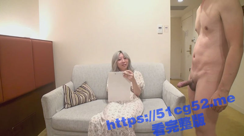 日本素人嫩妹初次下海面试 厕所突然冒出全裸猥琐大叔 直接上演真枪实弹做爱展示！