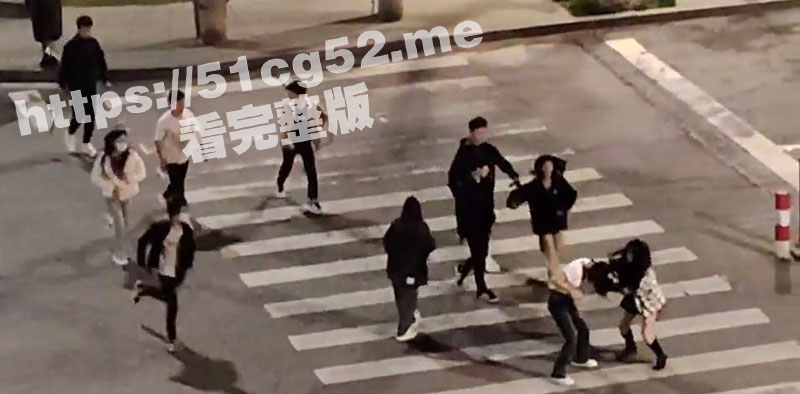 吉林长春深夜惨案 一群精神小伙小妹持刀追逐围殴一男一女 砍刀直接往身上招呼！