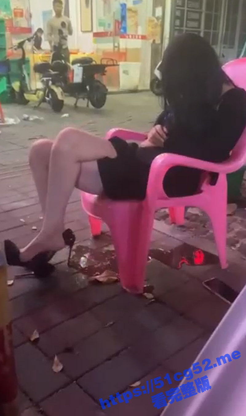 女神们喝醉失禁视频小合集 街头 夜市摊 酒吧已然成了女神们的移动厕所 女神形象尽毁啊