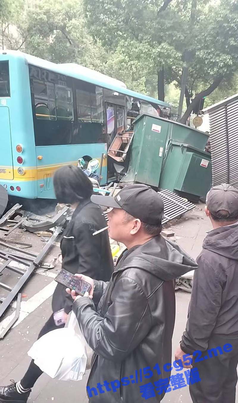突发事件！江西南昌一公交车与多名行人发生碰撞造成三死七伤 马路上全是残骸断臂 场面惨烈血腥
