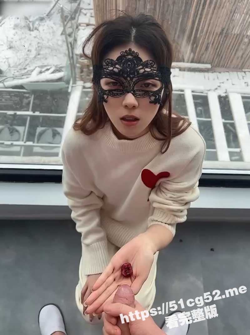 极品高颜值性瘾母狗和主人外出游玩也不忘记吃补品！超爱露出找刺激 下雪天不惧严寒脱光自慰！