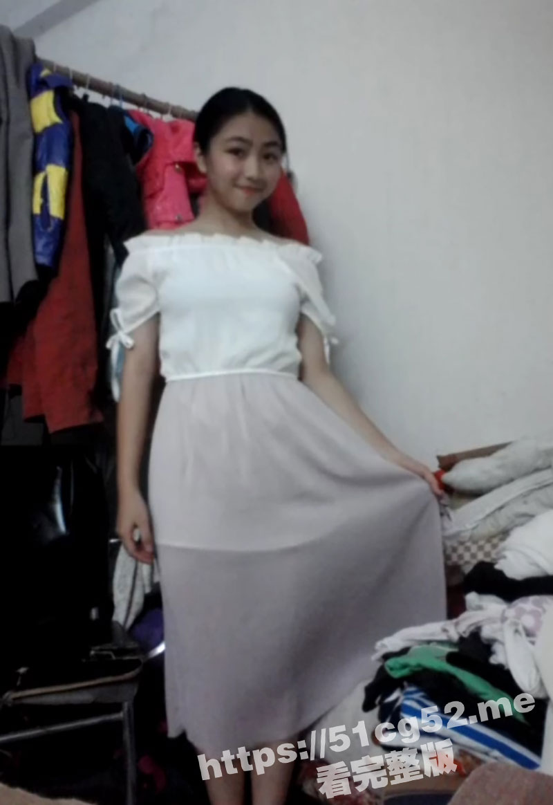 流氓老师要求艺校舞蹈生 脱掉连衣裙全裸展示身材 清纯小妹直接脱光！