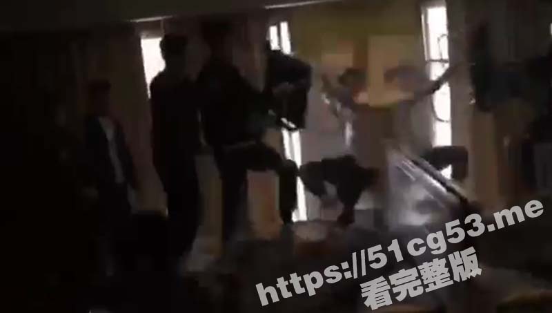 炸裂抓奸导致混战 男的是真头铁 被抓奸还敢还手 最后被打的趴地上 彻底没有还手能力