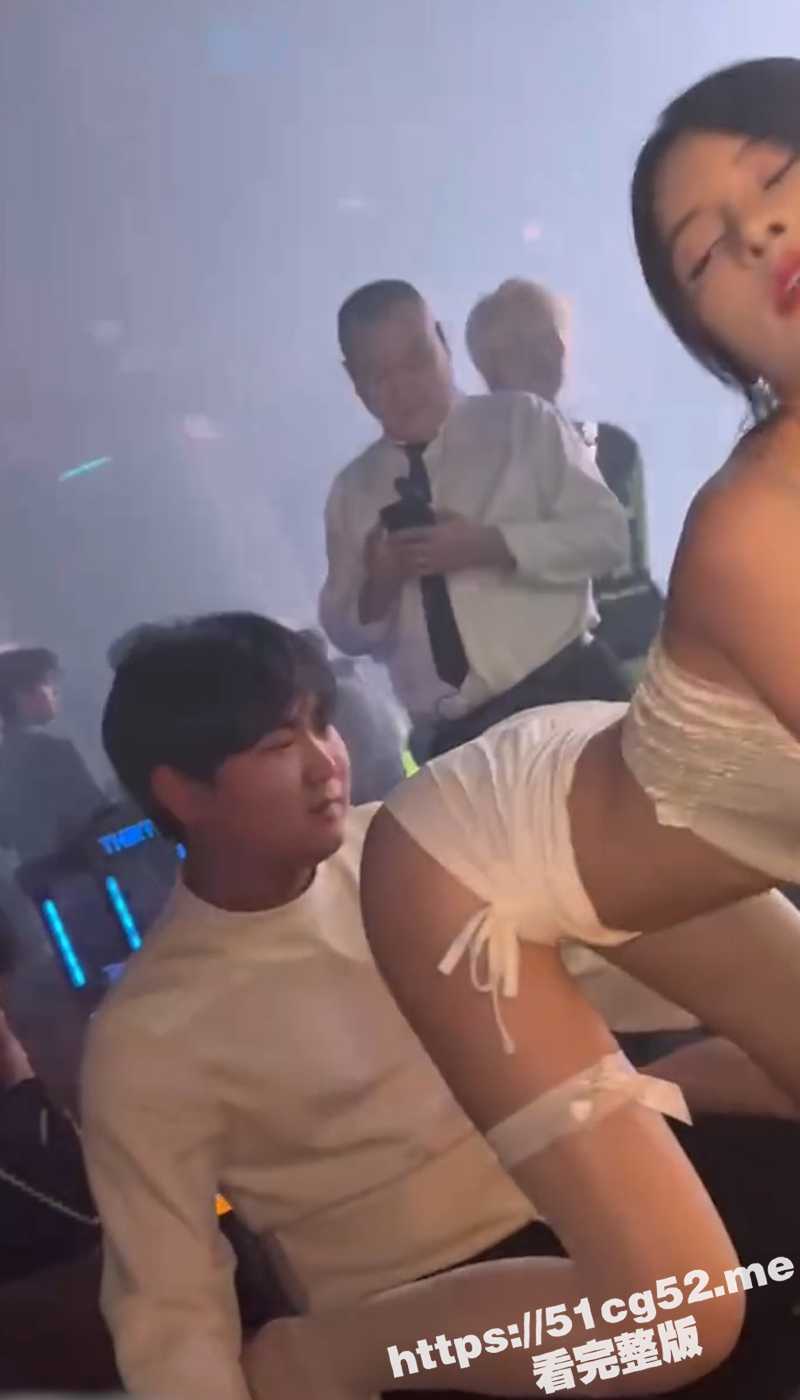 夜店酒吧KTV里的骚鸡公主合集！表情超骚 脱光了跳骚舞 穿着情趣内衣让你摸 太刺激了！
