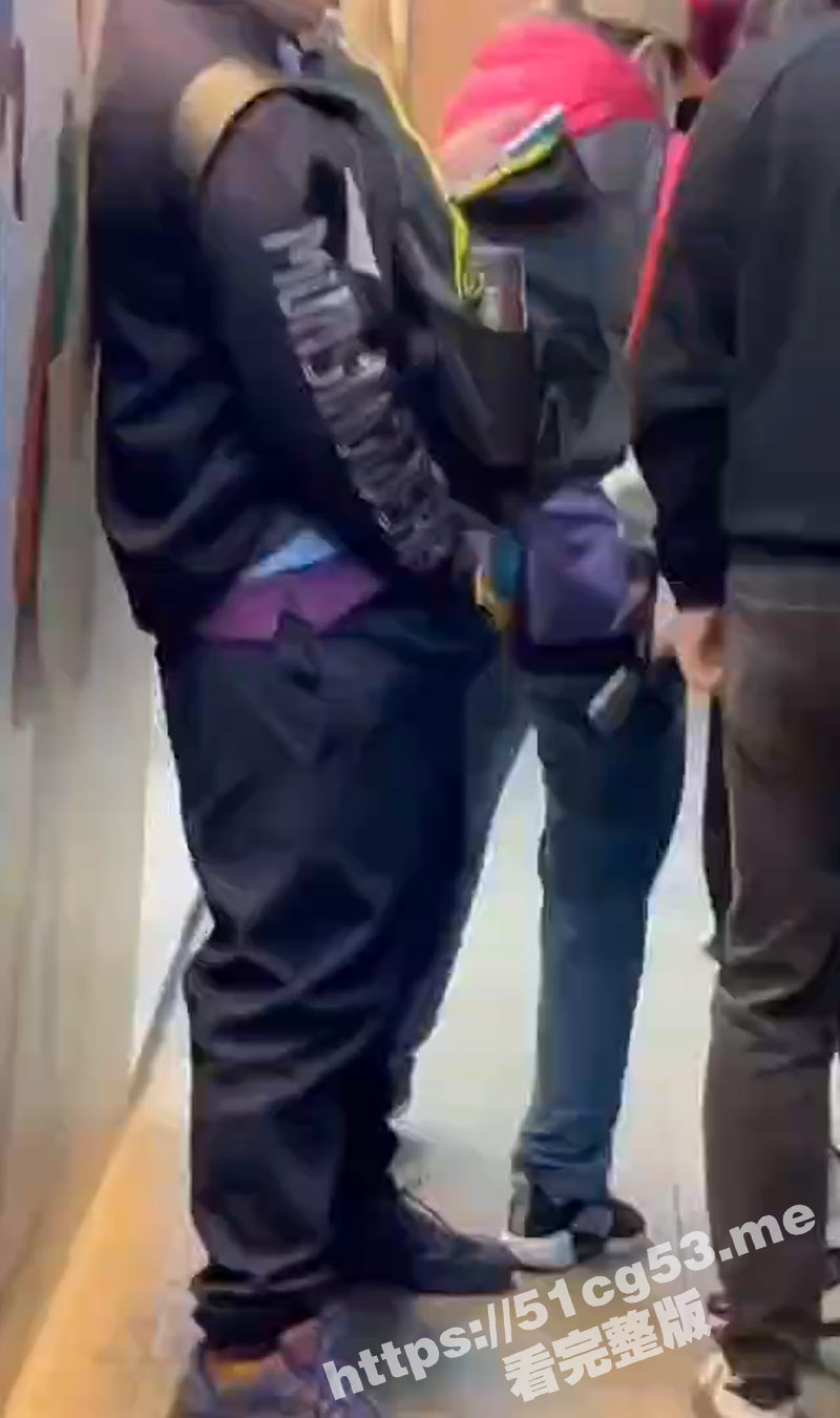 逆天！宁波某街头惊现变态男旁若无人的在人来人往的街头掏裆打飞机 手里还拿着手机边看边撸