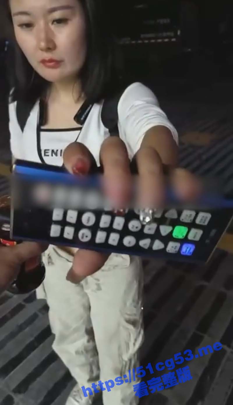 抖音网红辣酱惩罚 骚货主播PK输了 遭线下见面惩罚 一整瓶老干妈倒骚逼上 这个量足够高潮一宿了