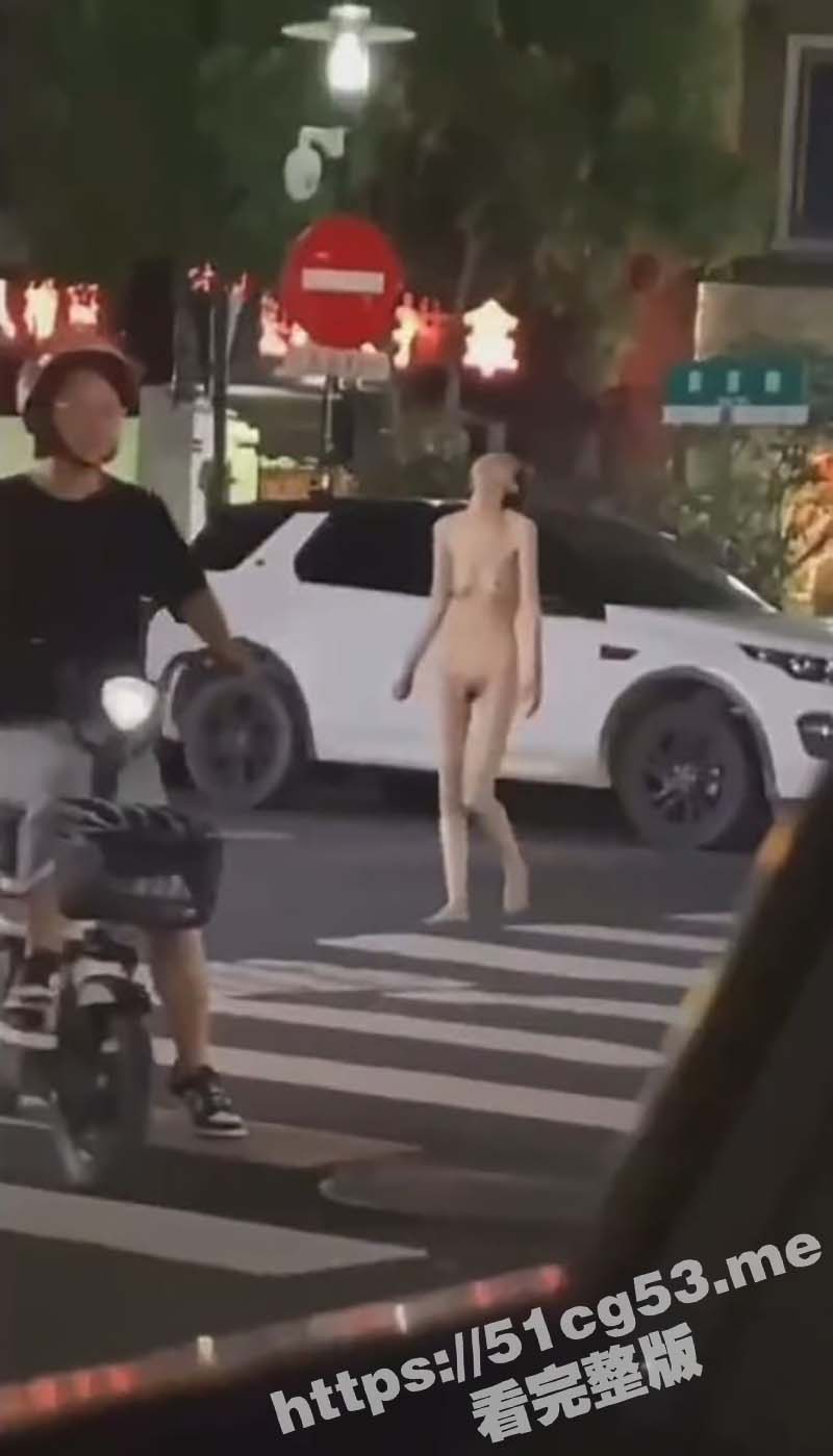 无锡惊现一女子裸奔 据传女子疑似失恋导致崩溃 在大马路上裸奔自慰 看着身材高挑纤细 怎么想不开呢