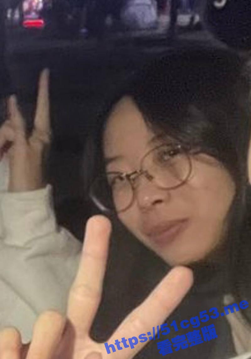 19岁大一眼镜妹 校园公交车 在班里被轮着操 奶子虽然不大 但小馒头逼的户型还是不错的！