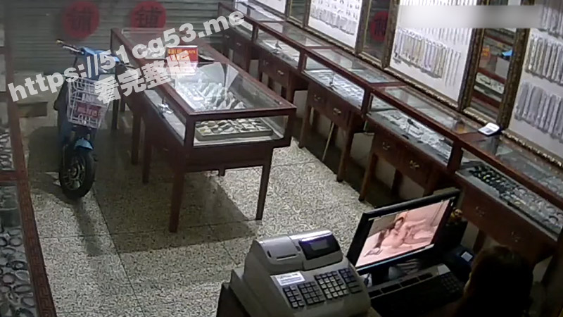 黑客破解摄像头监控流出 珠宝店夫妻深夜看片学习 现学现用立马搬出木板床实操检验成果