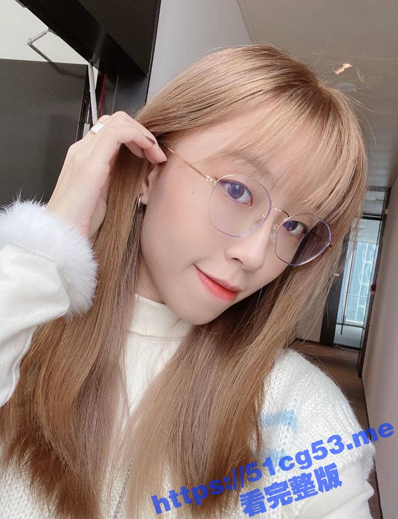 成都大学生骚母狗 谢询 超喜欢肛交群p 背着男友一女战四男 别看身子瘦小 骚穴什么都吃得下！