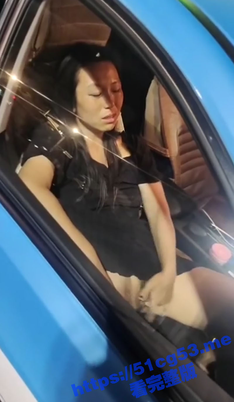 女子副驾当众扣穴自慰 只为了不给车钱 本想勾引司机大哥来一炮抵车费 没想到大哥不上套只能自己扣