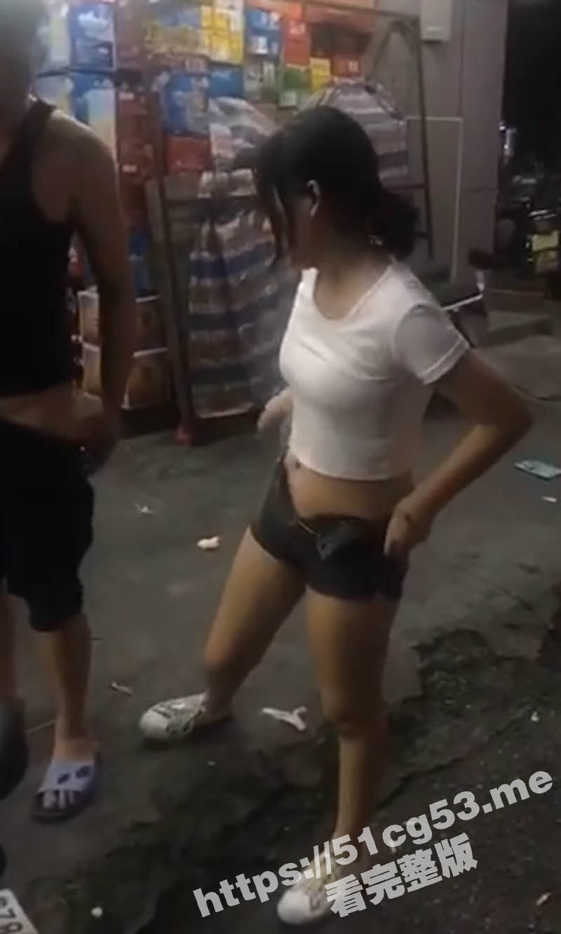 长腿小姐姐当众拔男人裤子 连自己的也脱了 太特么饥渴啦 有什么事冲着我来啊