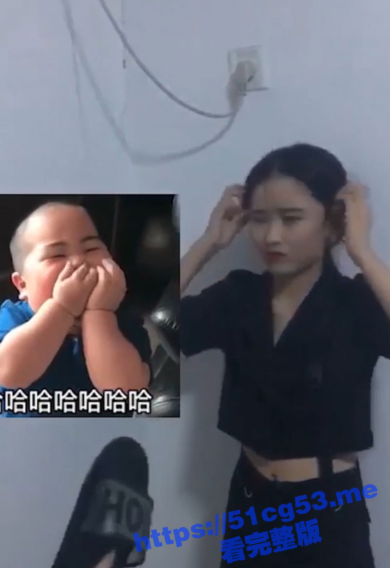 出租屋霸凌！刚参加工作不久的美女实习生 被同宿舍女生用拖鞋抽脸 扒光衣服用衣架插逼！