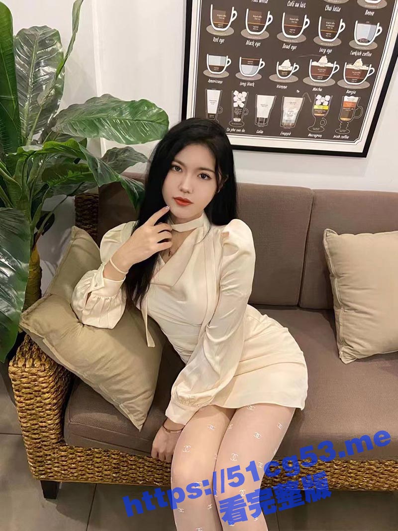黑龙江的反差婊小母狗 颜值还不赖非常的骚 梦想就是好几的男的一起操她 让她一下爽翻天