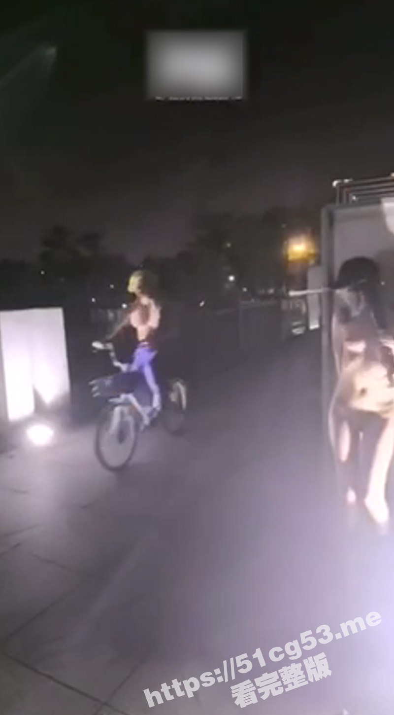 顶级户外露出骚货 冯珊珊FSS 当街人前全裸露出 大摇大摆的在街上裸奔 肆意妄为 路人都看懵逼了