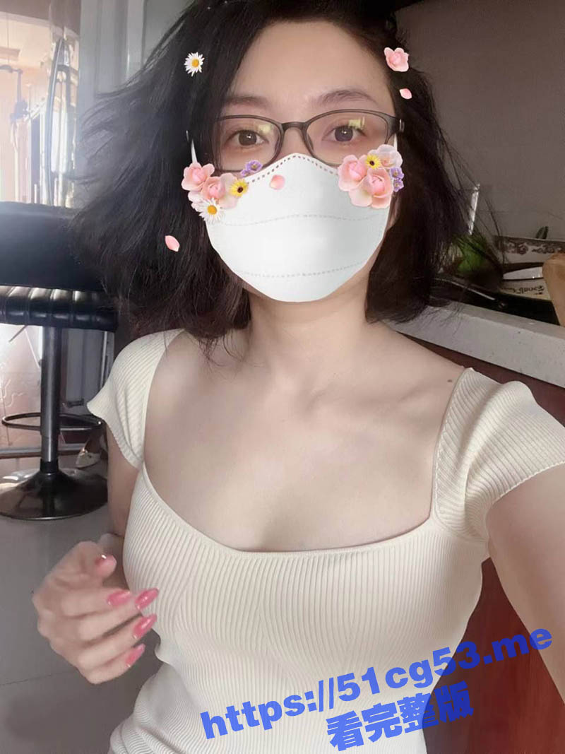 武汉的已婚骚妻李语萌 极品身材的反差婊 性瘾母狗人妻 来大姨妈了也不耽误 和炮友偷情被老公发现